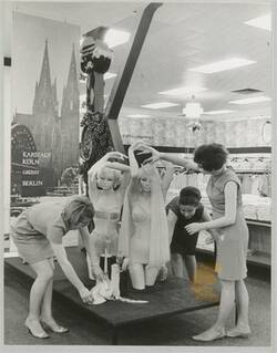 o.T., Drei Dekorateurinnen bei der Arbeit in der Karstadt Damenwäscheabteilung