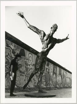 "Skulptur 'Der Flug' von Rainer Fetting Photoaktion am 19./20. Juli 1989 an der Mauer Zeit: 20.30 Uhr"
