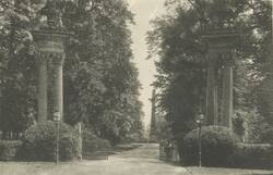 "Potsdam. Eingang zum Park von Sanssouci."
