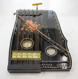 Konzert Violin-Harfe mit Bogen und Unterleg-Notenblättern