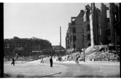 Blick von der Kleiststraße zum Wittenbergplatz, im Hintergrund links das weitgehend zerstörte Kaufhaus des Westens (Wiedereröffnung 1950); Schöneberg, amerikanischer Sektor