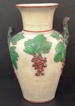 Vase, reliefierter Weindekor;