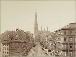 Grünstraße mit Blick zur Petrikirche;