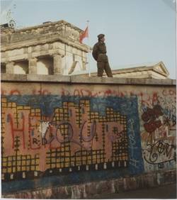 Potsdamer Platz, Öffnung der Mauer, Uhrzeit: 07:30 Uhr;