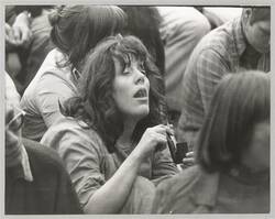 o.T., Pfeife rauchende junge Frau bei "Jazz in the Garden" 1975