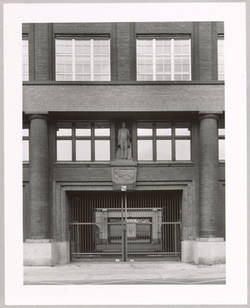 Portal des Verwaltungsgebäudes der ehemaligen Maschinenfabrik Ludwig Loewe, Wiebestraße 42-45;