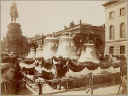 Besichtigung der Glocken für die Kaiser-Wilhelm-Gedächtniskirche (Unter den Linden beim Denkmal Friedrich d. Gr.)