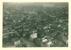 Luftaufnahme: Hedwigskirche in Berlin;