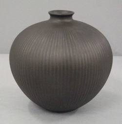 Vase, schwarz eingefärbt