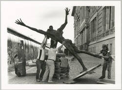 "Photoaktion Skulptur 'Der Flug' von Rainer Fetting Transport zur Mauer zwischen Martin Gropius Bau und Preußischem Landtag am 19./20. Juli 1989 Zeit: 10.00 Uhr"