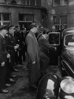 Gladow-Prozess: Rogasch demonstriert hier den Raubmord an Chauffeur Alte 