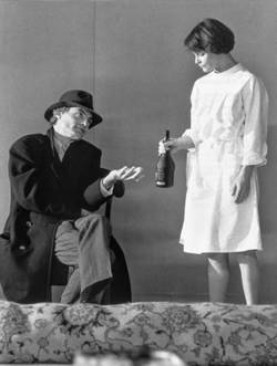 Szene mit Dieter Laser als Freder und Angelica Domröse als Marie in "Krankheit der Jugend" von Ferdinand Bruckner, 