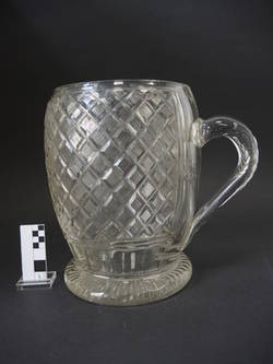 Tonnenförmiger Glashumpen / Weißbierglas mit Waffelmuster und Inschrift: "Zum Andenken"