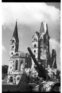 Kaiser-Wilhelm-Gedächtniskirche mit Panzer im Vordergrund