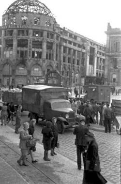 Schwarzer Markt am Potsdamer Platz. Im Hintergrund die Ruine des Haus Vaterland