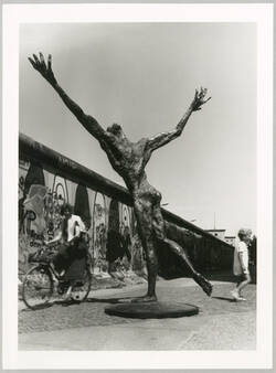 "Skulptur 'Der Flug' von Rainer Fetting Photoaktion am 19./20. Juli 1989 an der Mauer Zeit: 14.30 Uhr"