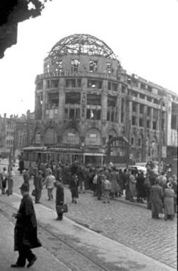 Schwarzer Markt am Potsdamer Platz. Im Hintergrund die Ruine des Haus Vaterland