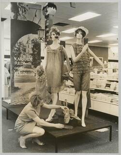 o.T., Zwei Dekorateurinnen bei der Arbeit in der Karstadt Damenwäscheabteilung