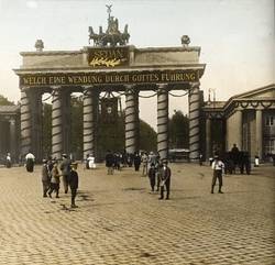 Brandenburger Tor im Festschmuck