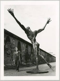 "Skulptur 'Der Flug' von Rainer Fetting Photoaktion am 19./20. Juli 1989 an der Mauer Zeit: 19.00 Uhr"