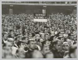 o.T., Deutsche Fußballfans mit Stoffbanner auf Zuschauertribüne des Olympiastadions