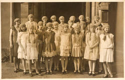Schülerinnen der Höheren Mädchenschule Blasewitz vor der Dresdner Auferstehungskirche