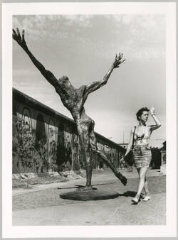 "Skulptur 'Der Flug' von Rainer Fetting Photoaktion am 19./20. Juli 1989 Zeit: 16.43 Uhr"