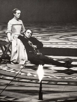 Bruno Ganz als Hamlet und Jutta Lampe als Ophelia in Hamlet