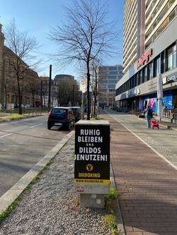 "RUHIG BLEIBEN UND DILDOS BENUTZEN!" wild geklebtes Plakat an einem Stromkasten in der Spandauer Straße in Mitte