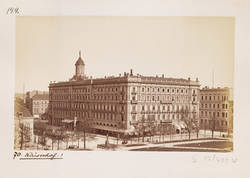 Blick über den Wilhelmplatz auf des Hotel Kaiserhof