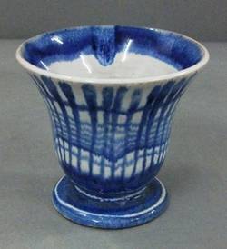 Kleine Vase, blau glasiert;