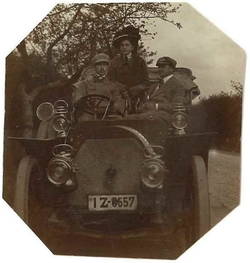 o.T. Offenes Automobil mit drei Insassen und rheinischem Kennzeichen