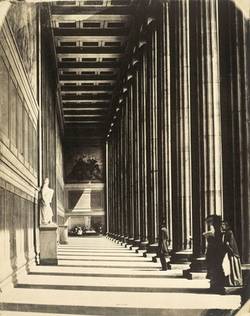 Blick in die Säulenvorhalle des Alten Museum;
