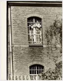 Inhaftierte am Fenster
