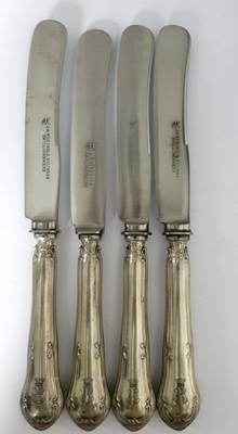 4 Messer mit Silbergriffen;