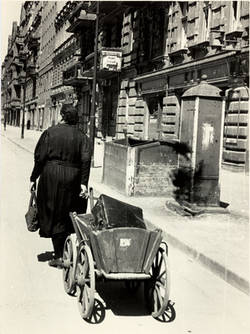 Frau mit Handwagen in der Urbanstraße;
