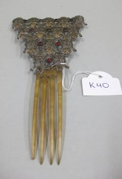 Einsteckkamm mit ornamentalen Metalldekor