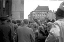 Menschenmenge in den Tagen der Währungsreform vor dem Gebäude der Deutschen Wirtschafts-Kommission