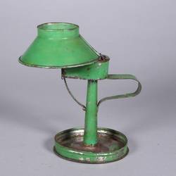 Grün lackierte Öl-Tischlampe mit Blechschirm