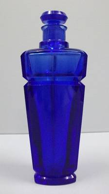 Hohe dunkelblaue Flasche mit abgesetzter Schulter