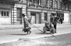 "Hamsternde" Frauen mit beladenem Handwagen
