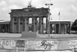 Die Rückseite des Brandenburger Tors mit Blick über die Mauer
