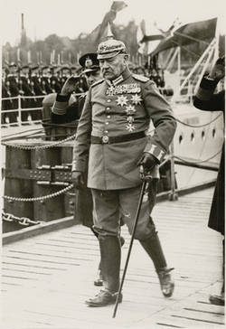 Reichspräsident von Hindenburg beim Stapellauf des Panzerschiffes "Deutschland" in Kiel