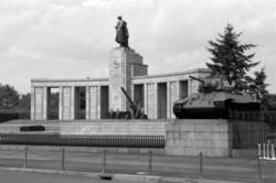 Das Sowjetische Ehrenmal an der Straße des 17. Juni in Berlin
