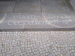  "Gehweg-Gespräche Die + Do 11-15 Uhr" vor einem Seniorenbüro in der Wallstraße