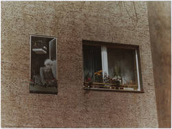 "Berlin: das rechte Fenster ist echt, das linke nicht: Diese Idee hatten mehrere Künstler, darunter der Maler H.Lüttger, als es um die Ausgestaltung eines Hofes in der Wolliner Straße am Arkonaplatz nach der rekonstruktion der Wohnungen ging."