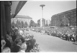 „Bundespräsident Dr. Heinrich Lübke sprach von der Freitreppe des Rathauses Schöneberg zur Berliner Bevölkerung.“