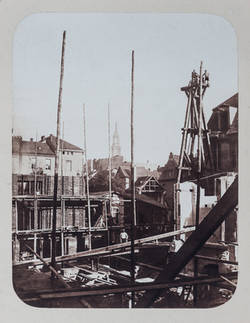 Bau der Börse in der Burgstraße, im Hintergrund der Turm der Marienkirche;