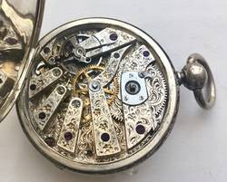 Taschenuhr mit reich gravierten Uhrwerk
