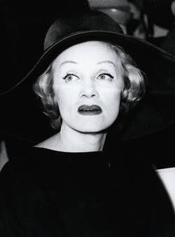 Marlene Dietrich, vermutlich zur Pressekonferenz im Hilton Hotel